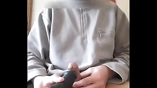 je me caresse le frein de la bite avec mon gode vibro, belle éjaculation,