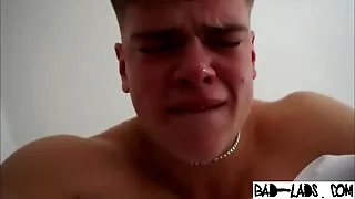 Novinho gostoso levando umas palmadas