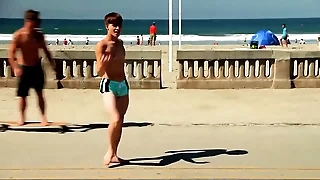 Twink sparking in circa directions pal prevalent with annoy beach with speedo crumple / Novinho dançando sunga na praia