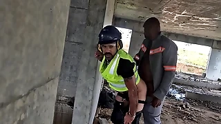 Dois operários esperando todos irem embora pra transar no prédio em obra que eles trabalham, fetiche dos machos