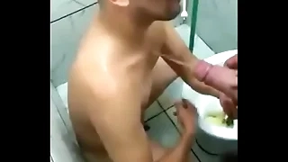 Tomando banho de mijo da namorado (piss)