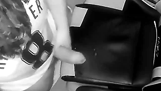 SE MASTURBA NO HORÁRIO DE TRABALHO ANIMADOR NA CAMERA ESPIÃ