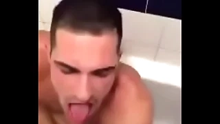 Gostoso sendo mijado pelo negão (piss)