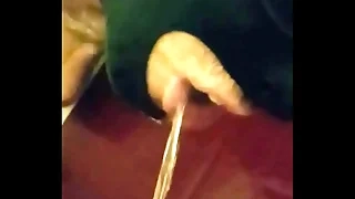 Mascarado bebendo mijo (piss)