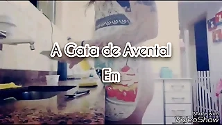 A Gata de Avental - lavando louças só de lingerie e avental