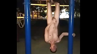 台灣騷男-何品霖 公園裸露 倒吊打手槍