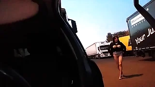 pute au milieu des camions