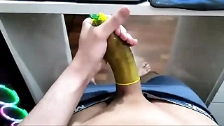 BATENDO PUNHETA COM A CAMISINHA DO BRASIL