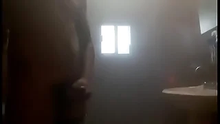 Chico se desnuda en sneezles ducha