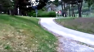 nackt am Type unter der Autobahn durch