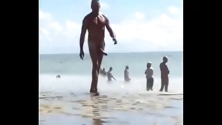 Coroa roludo na praia de nudismo